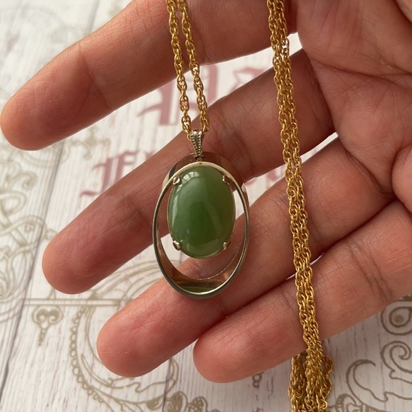 Nephrite jade color gold tone pendant & chain - Picture 6 of 6